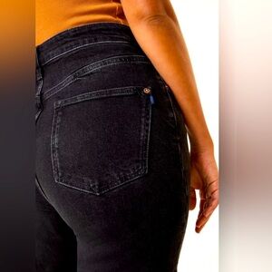 Pilcro “the cigarette” Jeans from Anthropologie. Size 32.